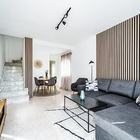 Holiday home Renovated Townhouse - Rooftop, Garden & Stunning Views *
