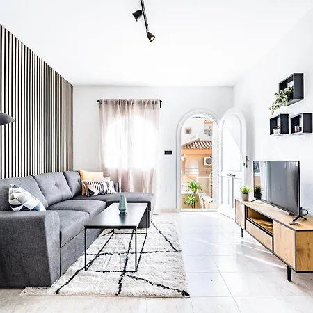 Holiday home Renovated Townhouse - Rooftop, Garden & Stunning Views *