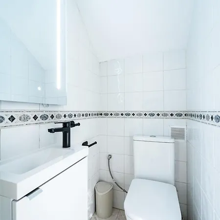Renovated Townhouse - Rooftop, Garden & Stunning Views *