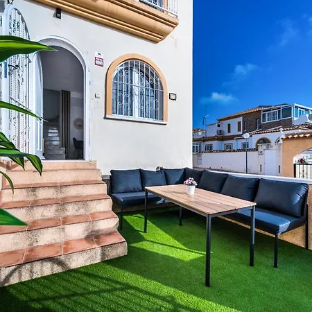 Renovated Townhouse - Rooftop, Garden & Stunning Views *