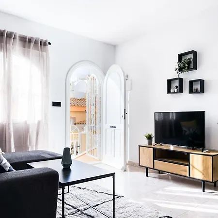 Renovated Townhouse - Rooftop, Garden & Stunning Views Holiday home *
