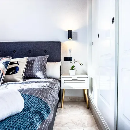 Renovated Townhouse - Rooftop, Garden & Stunning Views Holiday home