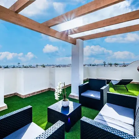 Renovated Townhouse - Rooftop, Garden & Stunning Views Holiday home *